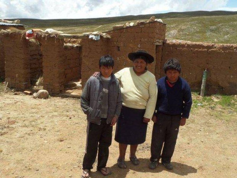 Caminan por horas para ir a la escuela