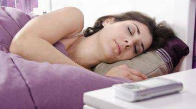 Dormir con el celular en la mesa de luz puede ser nocivo para la salud