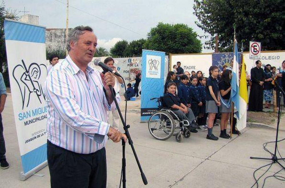 Joaqu�n de la Torre inaugur� un nuevo asfalto en Bella Vista