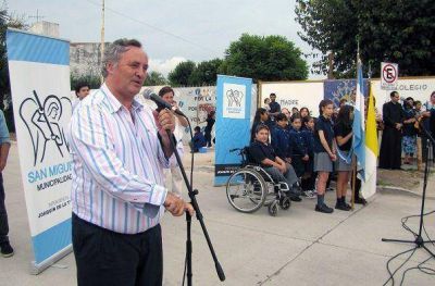 Joaqu�n de la Torre inaugur� un nuevo asfalto en Bella Vista