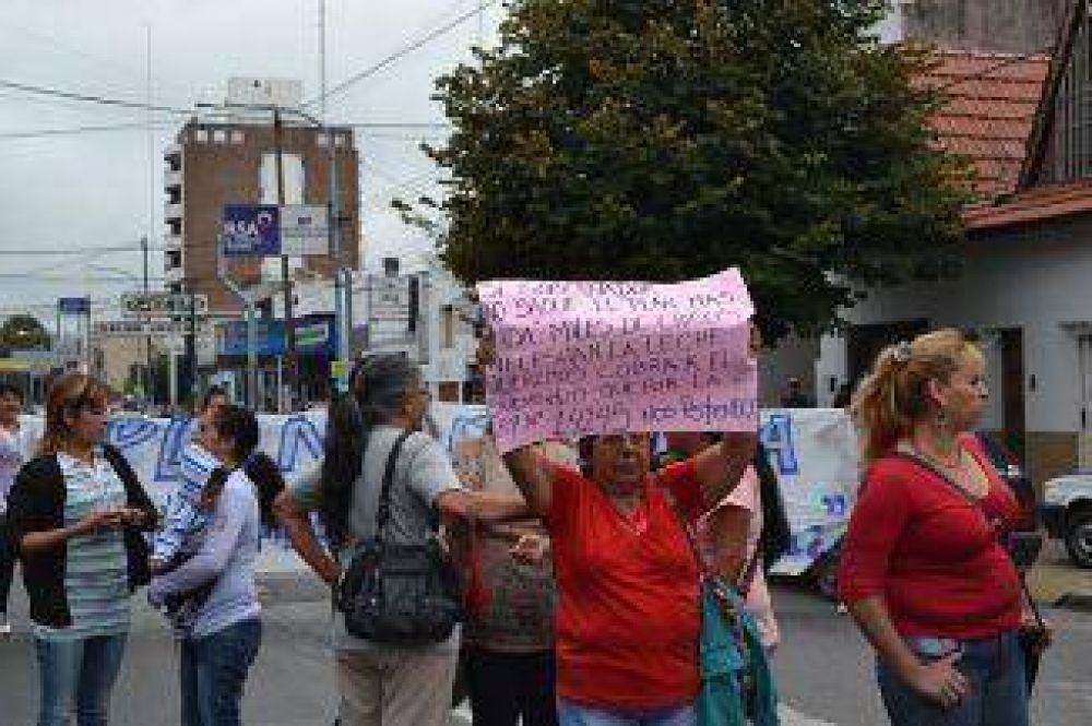 Manzaneras de Quilmes reclamaron que Provincia regularice la entrega de la leche