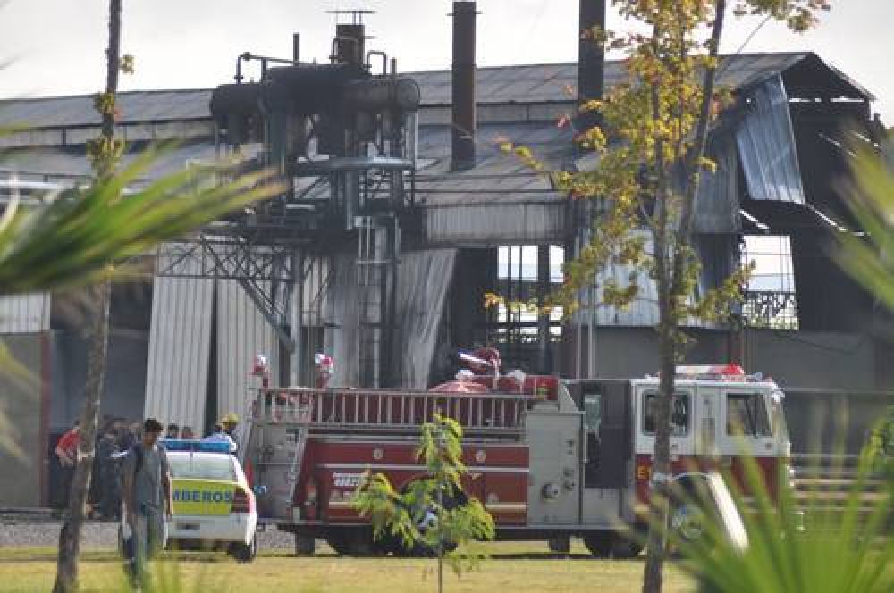 Muri� un trabajador al explotar la caldera de una refiner�a en Comirsa