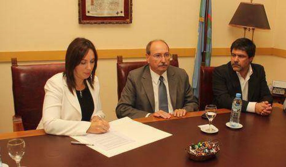 La Ciudad y Chascom�s firman convenio de trabajo