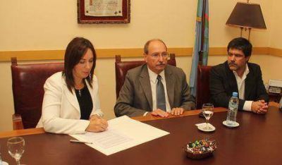 La Ciudad y Chascom�s firman convenio de trabajo