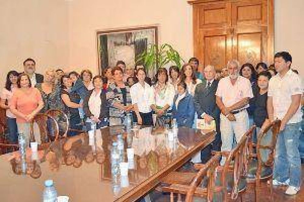 Claudia Zamora y Manzur inauguran un hospital y viviendas en el interior
