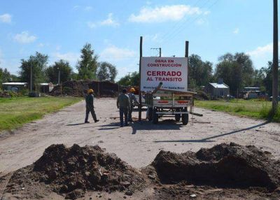 Ensanchan el canal de desag�e de Duval y Stieben