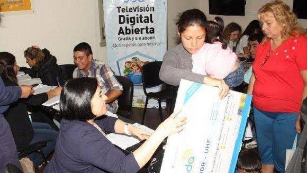 Entregaron a 620 familias equipos de Televisi�n Digital abierta