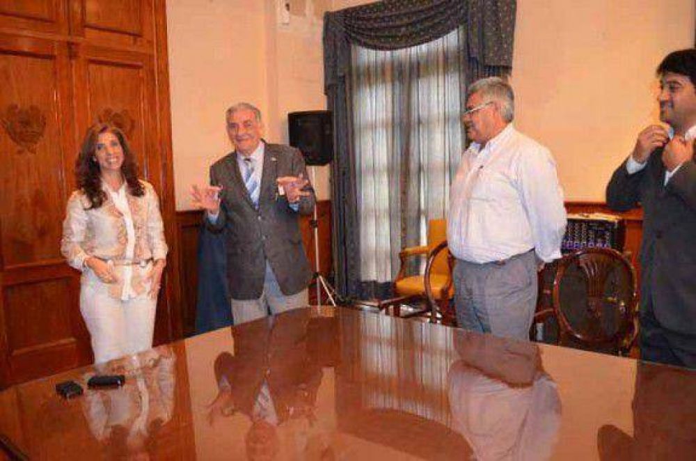 La Gobernadora Claudia de Zamora entreg� dos camiones recolectores al intendente