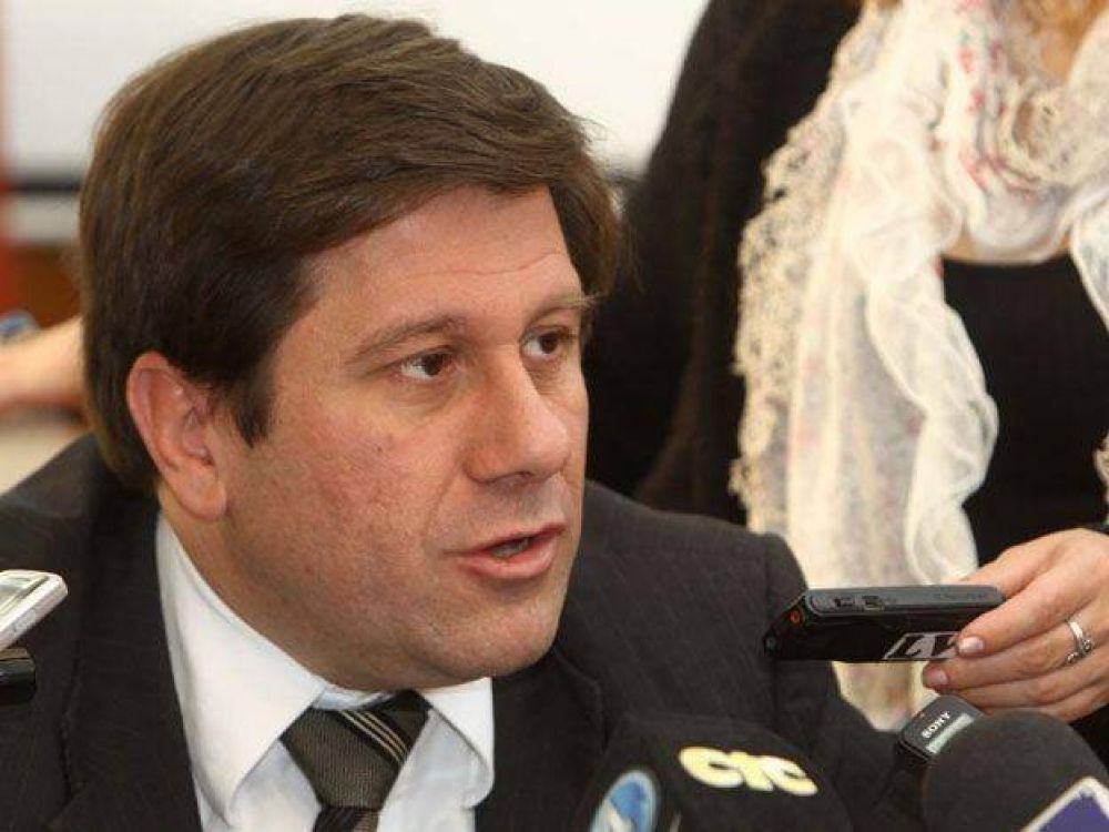 El ministro de Hacienda cuestion� con dureza a la UCR y aclar� que el di�logo del presupuesto sigue abierto