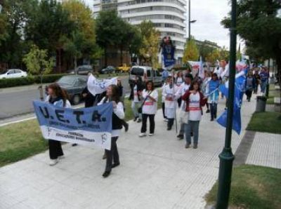Nueva manifestaci�n de los docentes locales en el centro