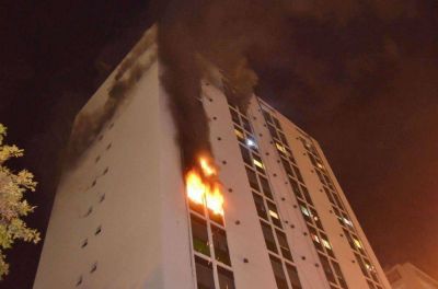Dicen que el incendio del edificio lo provoc� la mujer que qued� grave