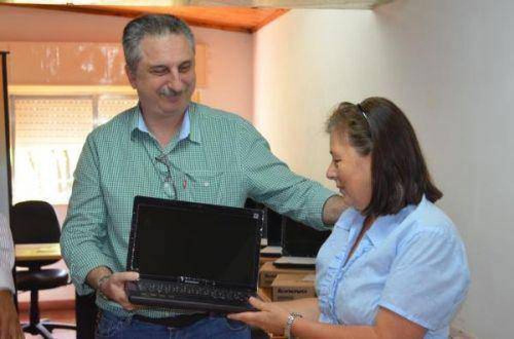 Passalacqua entreg� equipos inform�ticos y �tiles escolares a Hogar de Ni�as de San Pedro 