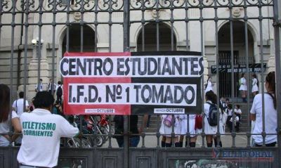 Sigue la toma en el IFD N� 1 para que los alumnos puedan rendir ex�menes