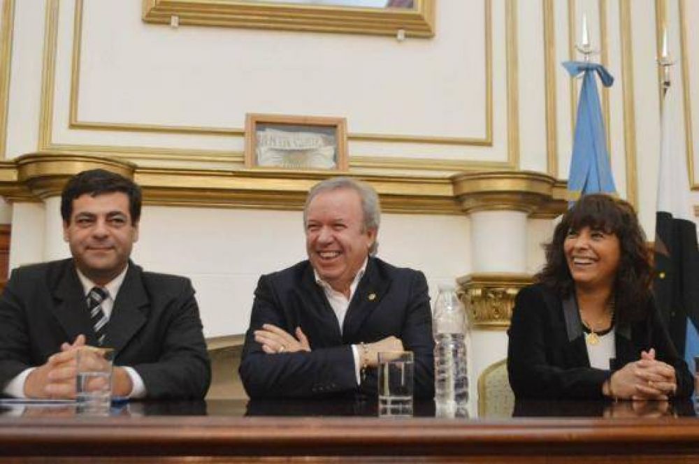 Firma de convenios por mejoras de la fuerza policial