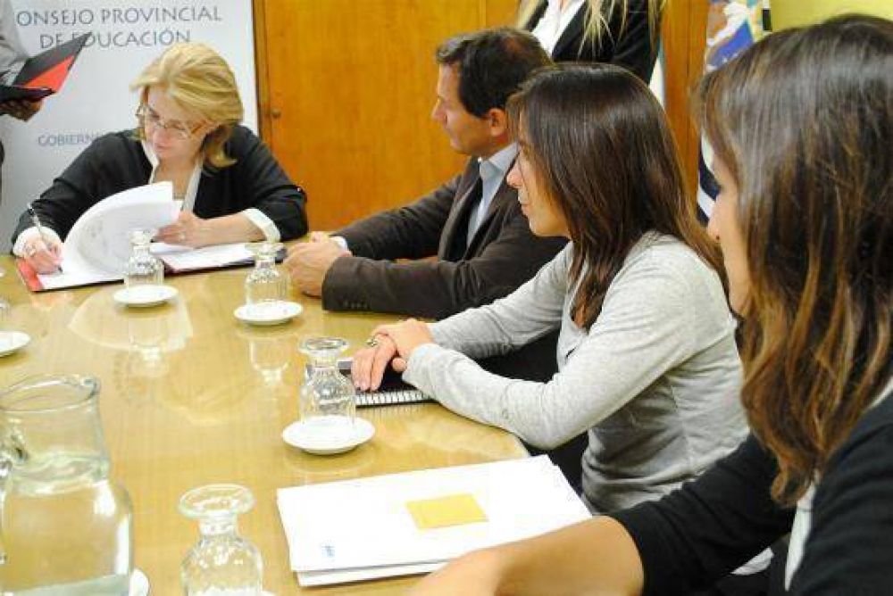 Educaci�n y Fundaci�n YPF acordaron reeditar el proyecto �Escuelas del Bicentenario�