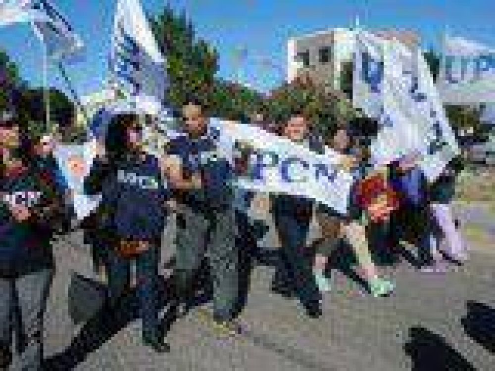 ATE, APROSA y UPCN cumplen con huelga y marcha, esperando la paritaria central en Rio Gallegos