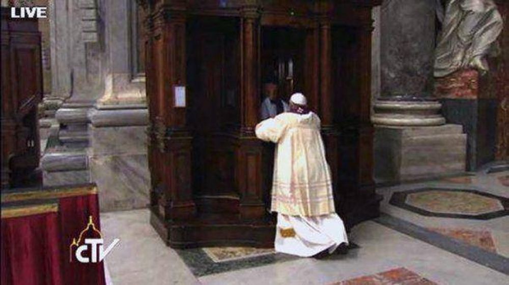 El Papa se confes� de rodillas en el Vaticano