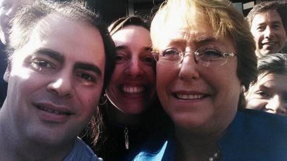 La selfie de dos periodistas argentinos con Michelle Bachelet