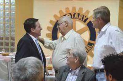 El Intendente de Lan�s visit� el Rotary Club Remedios de Escalada Oeste