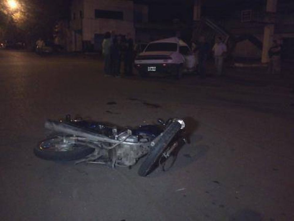 Impresionante accidente entre una moto y un auto en el centro