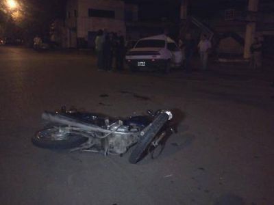 Impresionante accidente entre una moto y un auto en el centro