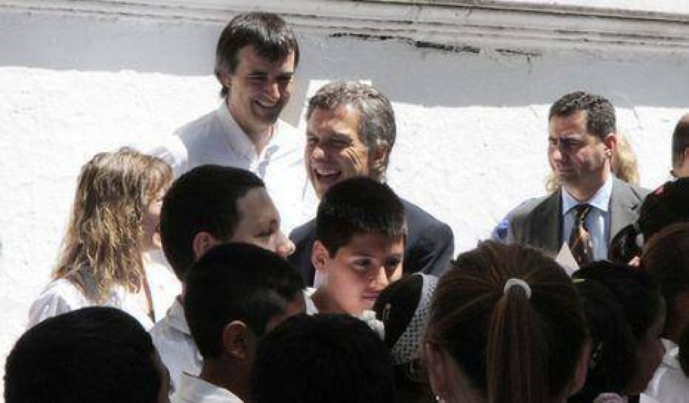 Intensifican recolecci�n de firmas contra Macri