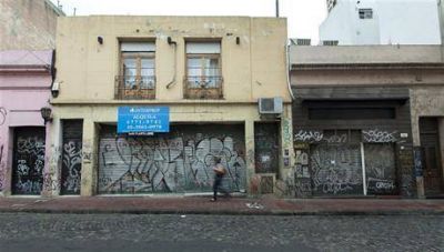 Culpan a los manteros por el cierre de negocios en San Telmo