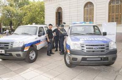 El Municipio entreg� tres nuevas camionetas a la Polic�a
