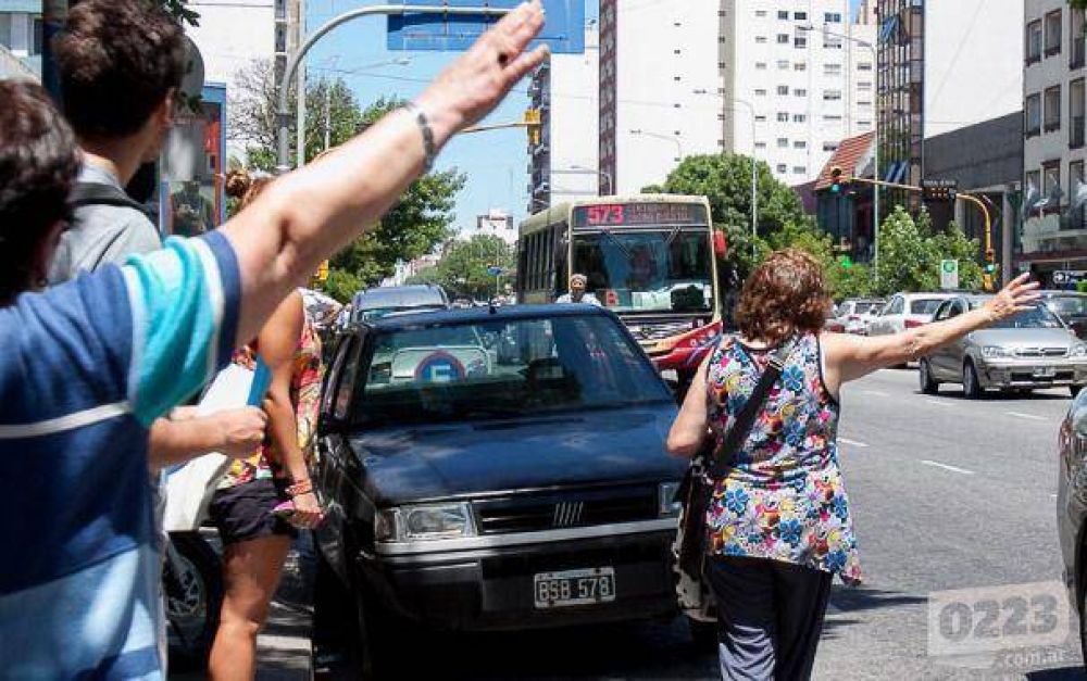 Tras una reuni�n con Castelli, colectiveros deciden si contin�an con el paro