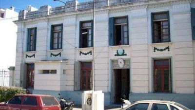 Violan a un joven dentro de la comisar�a: corren a 4 polic�as