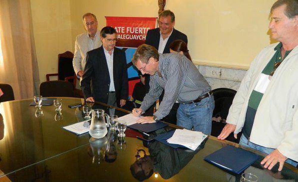 Entregaron aportes y firmaron convenios para la construcci�n de viviendas