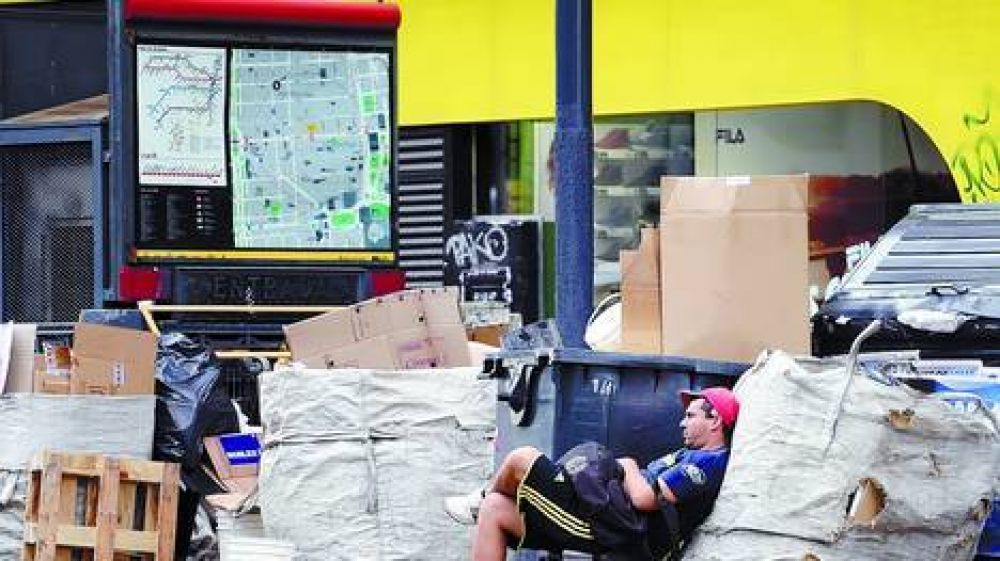 El problema de la basura: Crece el n�mero de cartoneros que recogen residuos en Capital