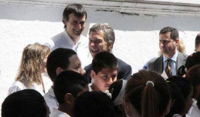 Intensifican recolecci�n de firmas contra Macri