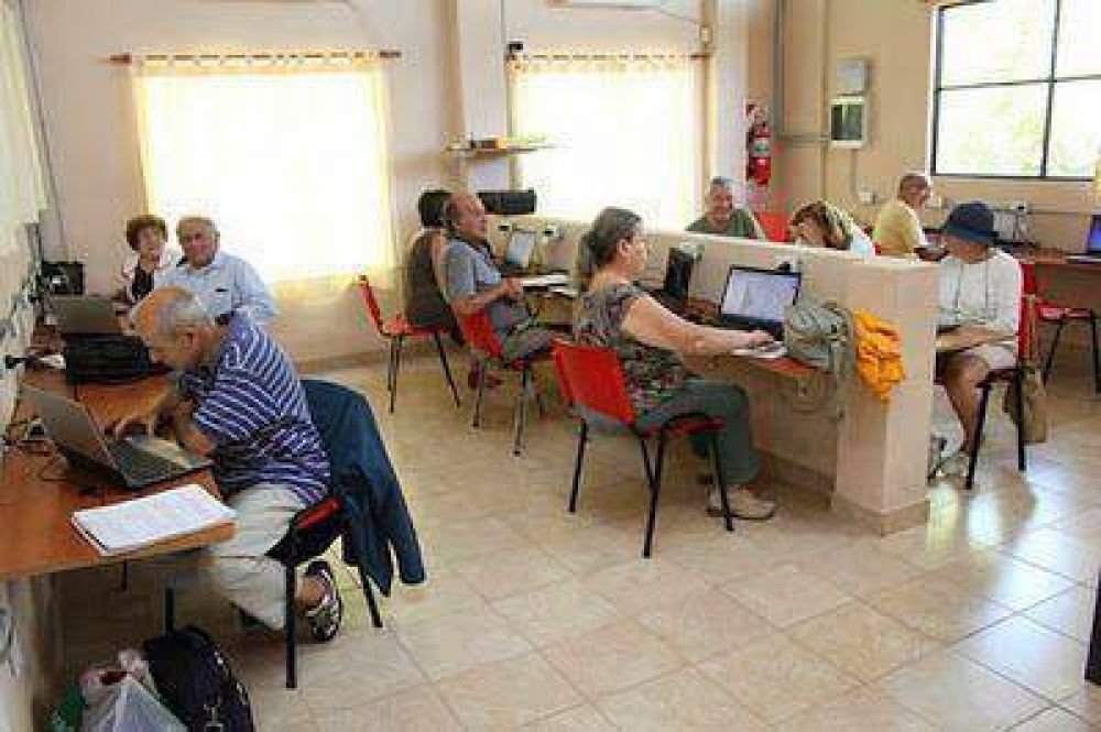 LOS ABUELOS DE SAN ISIDRO APRENDEN COMPUTACI�N