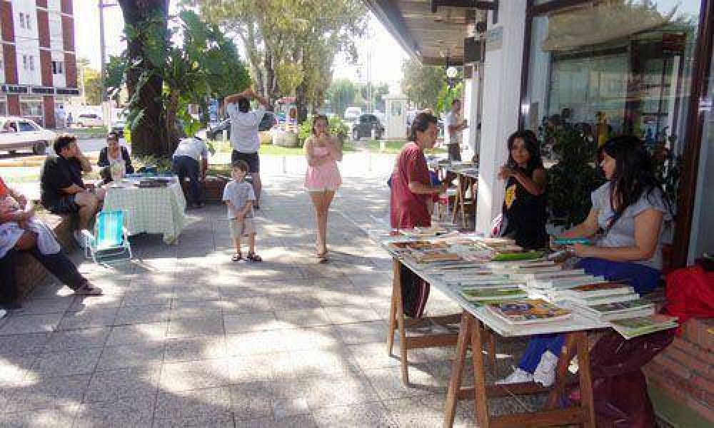 Muchas ventas y bajos precios en la Feria del Libro Usado