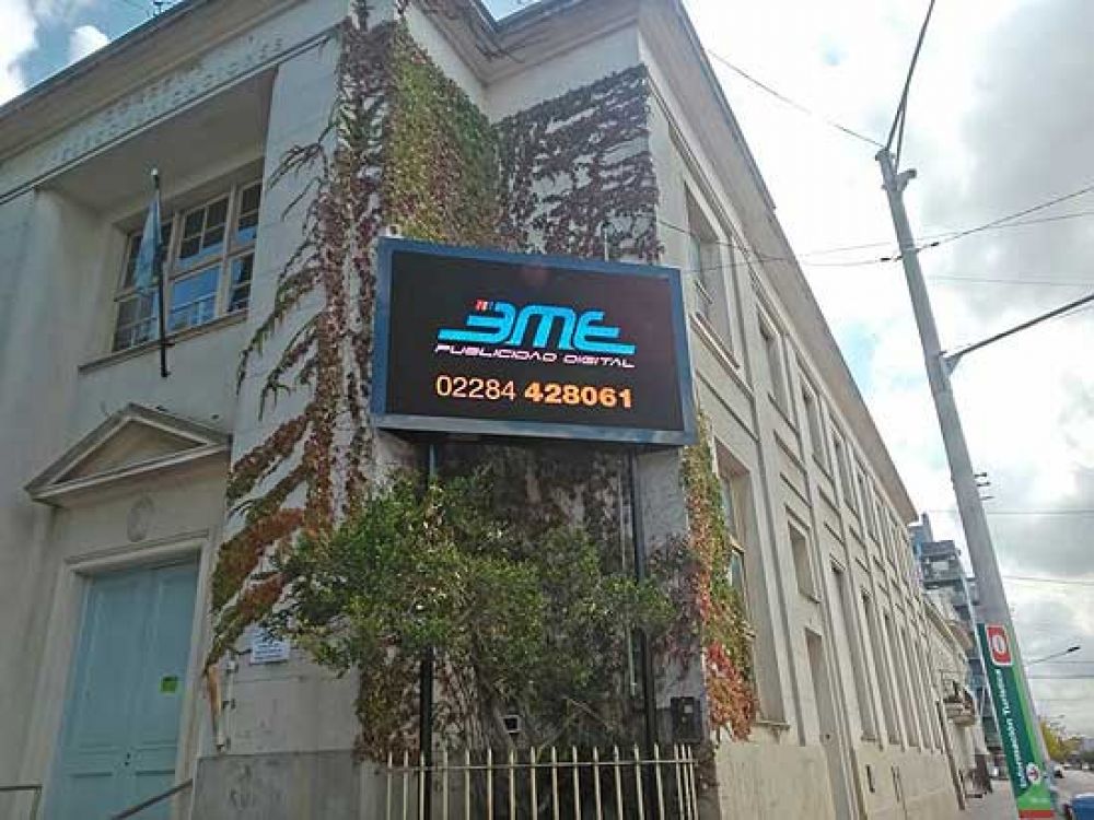 Instalaron la primera pantalla Led informativa y publicitaria en v�a p�blica