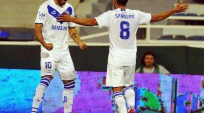 V�lez gole� a Gimnasia y  qued� a un punto de Col�n