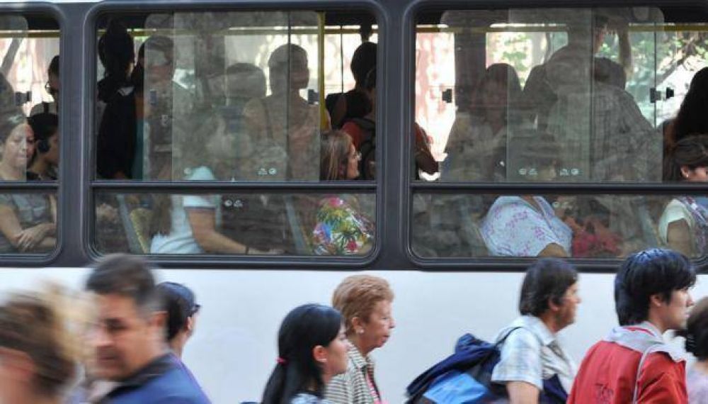 Siguen muy irregulares las frecuencias del transporte urbano