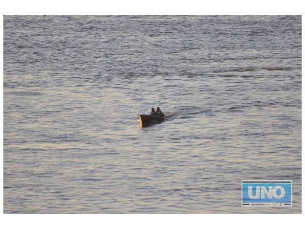 Un canoero fue atrapado cuando trasladaba ilegalmente dos dominicanos hacia Concordia