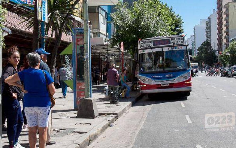 Todo sigue (casi) igual: contin�a el paro de colectivos, pero arrancar� 22.30