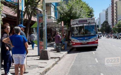 Todo sigue (casi) igual: contin�a el paro de colectivos, pero arrancar� 22.30