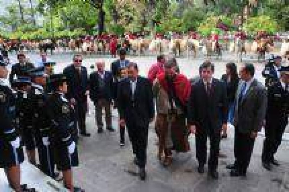 El Intendente de Salta encabez� el acto del Bicentenario del Combate Tuscal de Velarde