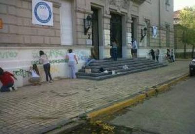 Alumnos de la escuela Normal pintaron el frente de la instituci�n
