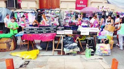 Sin control policial, otra vez creci� la cantidad de manteros en Once