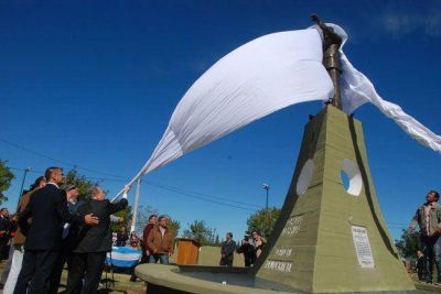 Inauguraron el monumento a Ral Alfonsn