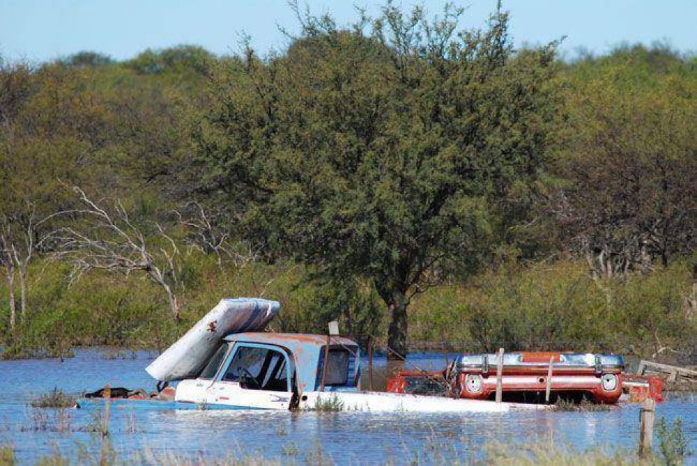 Casi 200 mil�metros inundaron casas y �aislaron� la localidad de Cuchillo Co