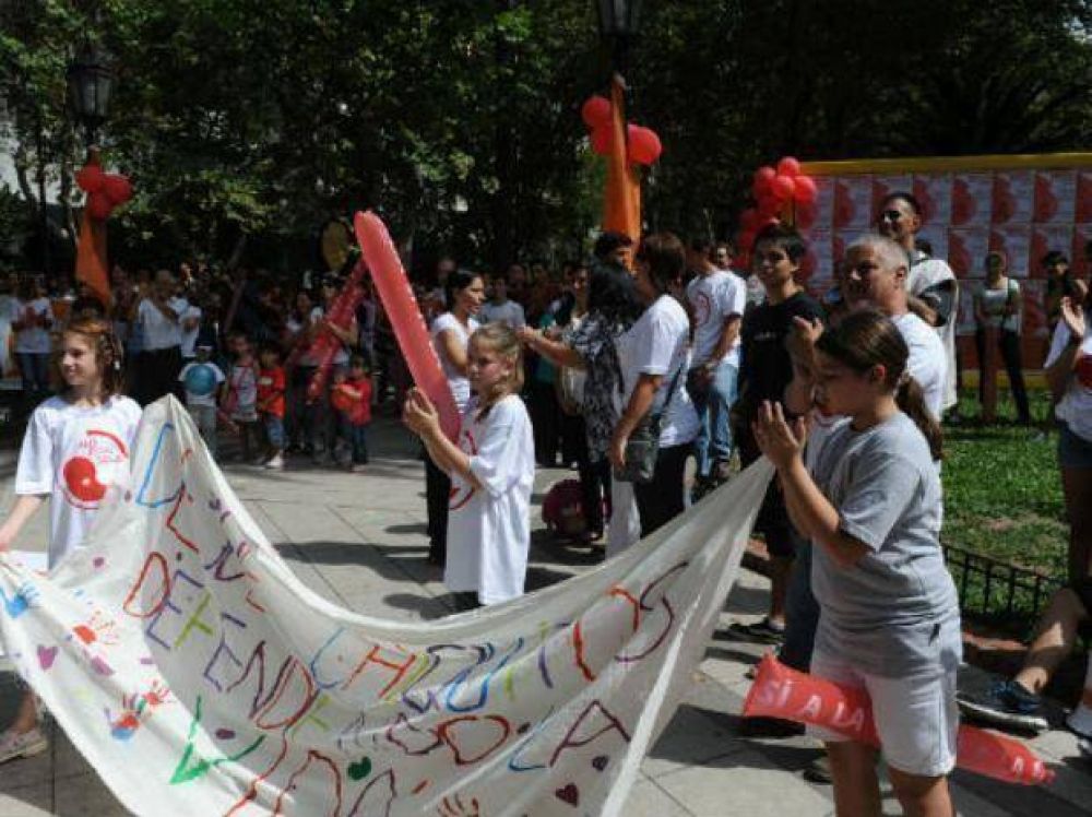 Una colorida marcha a favor de la vida en plaza Pringles