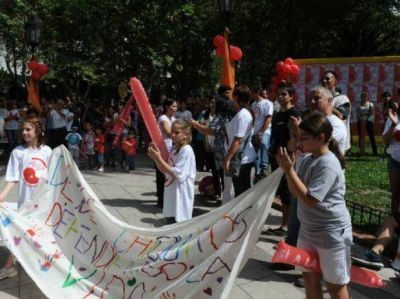 Una colorida marcha a favor de la vida en plaza Pringles