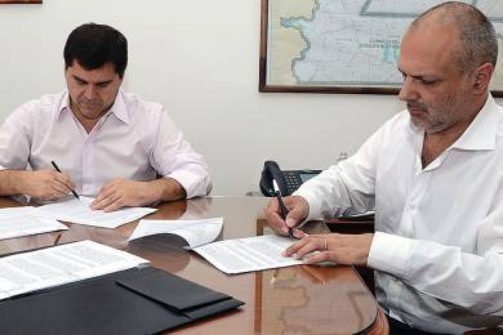 Buzzi firm� convenios para obras en R�o Mayo