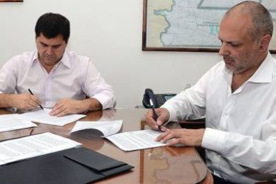 Buzzi firm� convenios para obras en R�o Mayo